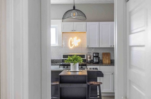 Detroit - Shoreway Apartment | Large Renovated 4 Bedroom Home! 9 min to Downtown CLE