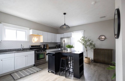 Detroit - Shoreway Apartment | Large Renovated 4 Bedroom Home! 9 min to Downtown CLE
