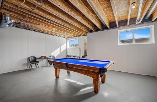 Calgary House | Large Single Detached House with Pool Table, Sleeps 12 and King Bed