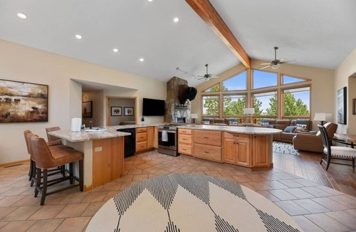 Custer House | Largest Custer Lodge-Sleeps 22
