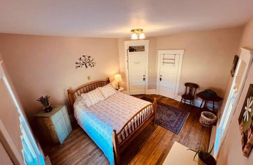 Davis Bed & Breakfast | Laurel River Club Bed & Breakfast or LRCBNB