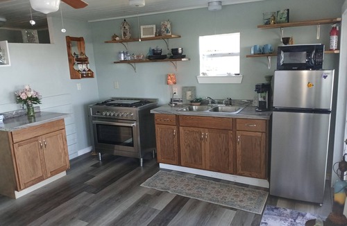 Bacliff House | LaView Waterfront Couples House on shared waterfront property w/pier, pool &spa
