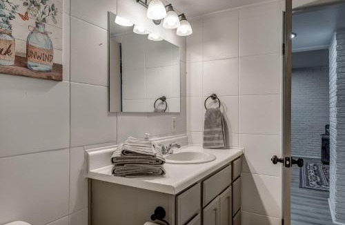 Stillwater Apartment | Lavish style 2BR in Stillwater with Free Parking and WiFi