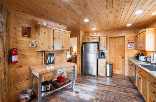 Lazy Acres House | Lazy Acres 6 Min to Yellowstone NP- Mule Deer Cabin