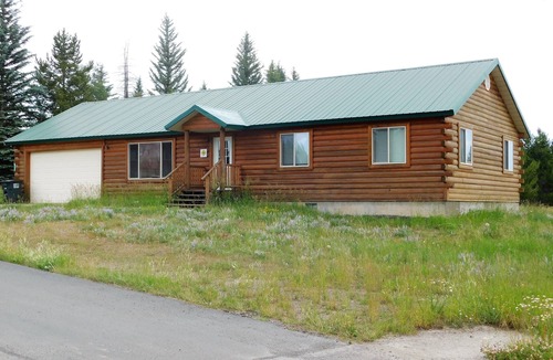 Island Park Cabin | Lazy Bear Cabin is a 3 bedroom/2 bath within 25 minutes of YNP