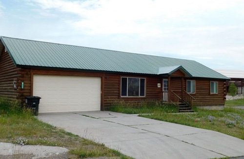 Island Park Cabin | Lazy Bear Cabin is a 3 bedroom/2 bath within 25 minutes of YNP