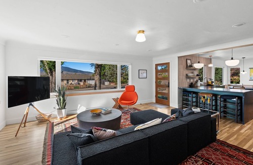 Livingston House | Legendary views, hill top home in Livingston with hot tub and central AC