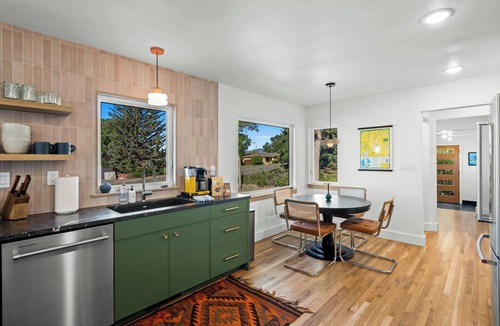 Livingston House | Legendary views, hill top home in Livingston with hot tub and central AC