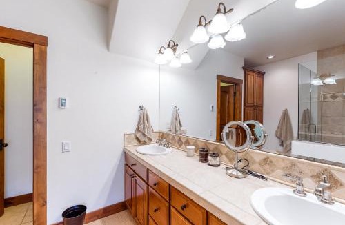 Elkhorn Village Apartment | Legends Hideout