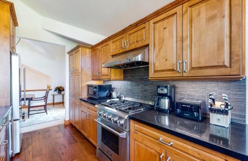 Elkhorn Village Apartment | Legends Hideout