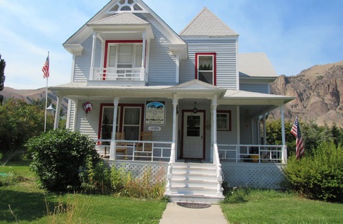 Salmon Cabin | Lewis Cabin, Greyhouse Inn Vacation Rentals