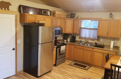 Kalispell Cabin | Life`s A Bear Retreat! COUPLES HOT TUB! n& KING SIZE BED!