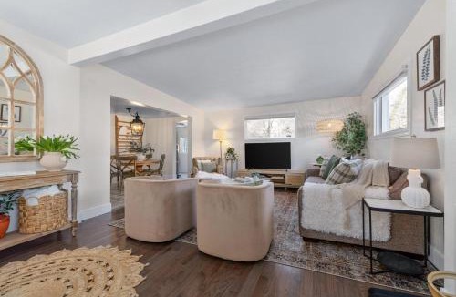 North Spokane House | Light Bright Stylish PRIVATE Home - Whitworth