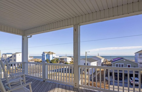 Surf City House | Light & Sky - Beach Views, Pet Friendly, Fully Equipped - Sleeps 10!