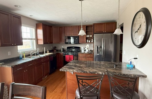 Beaver Falls House | Like New 2-bed + Home office + 2 Car Garage short drive north of Pittsburgh