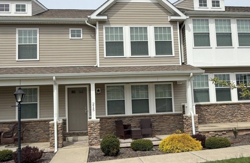 Beaver Falls House | Like New 2-bed + Home office + 2 Car Garage short drive north of Pittsburgh