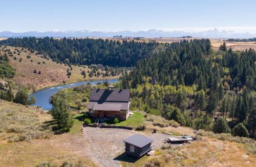 Ashton House | Lindas Perch by KABINO On Bank of Henrys Fork Mtn Views Fishing 6 acres Snake River WIFI