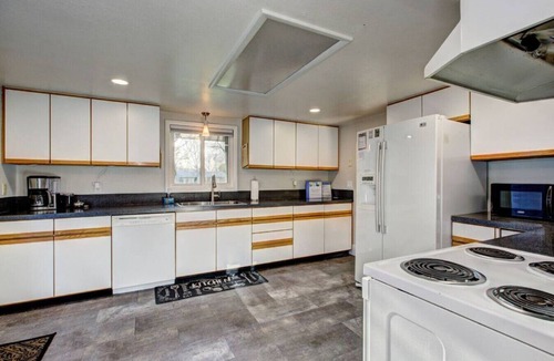 Depot Bench House | Little Blue Bungalow Pet Friendly, Fenced Yard!