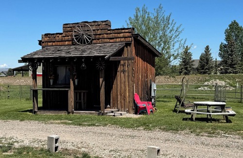 Belgrade Cabin | Little cabin. Big skies. Serious comfort and relaxation. Legendary views.