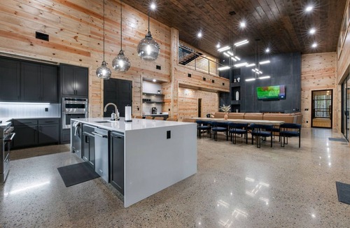 Hochatown Cabin | Liv n Love, Pickleball/Basketball, 2 Game Rooms, 2 Hot Tubs, Desk, Slide