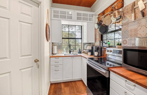 Dripping Springs House | Live Oak Lodge ↠ Rustic Barndo w Dog (or Kid) Run, Pickleball