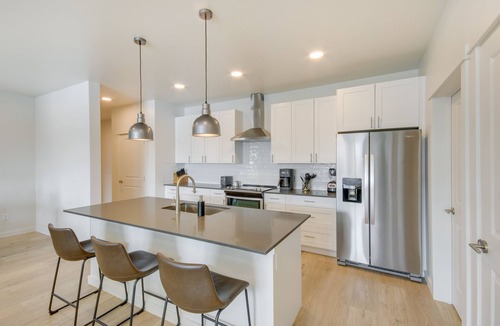Livingston Condo | Livingston Condo w/Balcony - 2 Mi to Downtown!