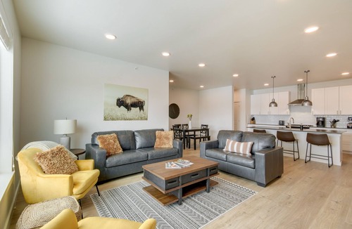 Livingston Condo | Livingston Condo w/Balcony - 2 Mi to Downtown!