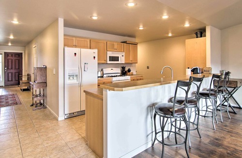 Livingston House | Livingston House w/ Mtn Views, Deck & Grill!
