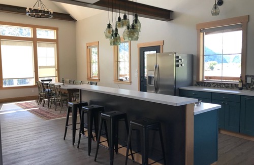 Gardiner House | Located 10 miles north of Yellowstone Park.