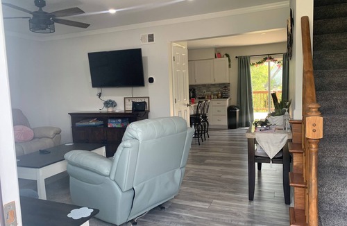 Elizabethtown House | Located right at the center of Elizabethtown , Lancaster, York and Hershey park.