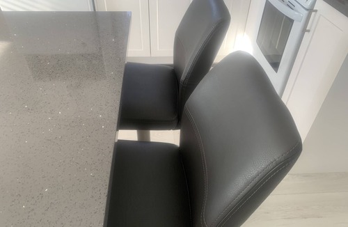 Saanich East House | LOCATION LOCATION LOCATION! IMMACULATE 1 BEDROOM SUITE-ULTRA PRIVATE AND UNIQUE!