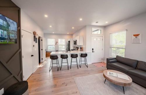 Detroit - Shoreway House | Location Modern Ohio City Luxury 2 King Beds