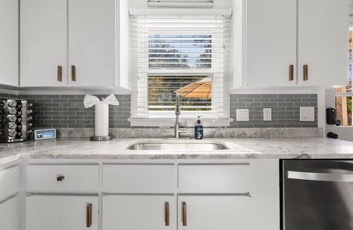 Mount Pleasant Apartment | Loco Bungalow! | Shem Creek Neighborhood