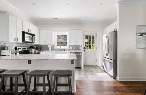 Mount Pleasant Apartment | Loco Bungalow! | Shem Creek Neighborhood