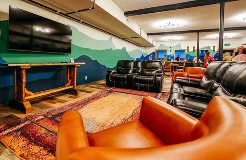 Anaconda Hostel | Lodge-like accommodation in downtown mountain town! Sleep up to 30 & carpe diem!