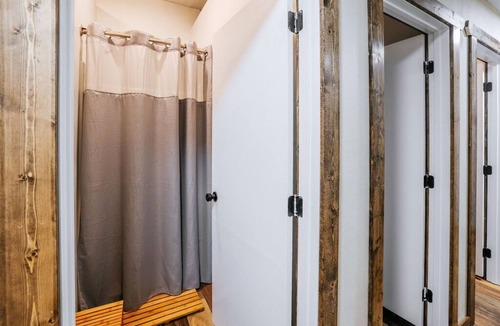 Anaconda Hostel | Lodge-like accommodation in downtown mountain town! Sleep up to 30 & carpe diem!