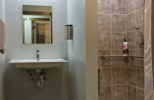 Anaconda Hostel | Lodge-like accommodation in downtown mountain town! Sleep up to 30 & carpe diem!