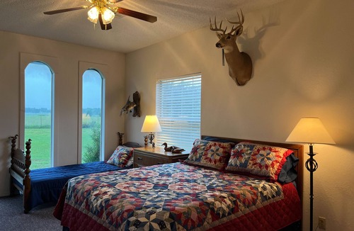 Adair Cabin | Lodge with fishing & guided hunts available! Minutes from Tulsa & Grand Lake!