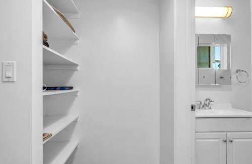 Wilshire Apartment | Loft style 1-Bedroom wirh Balcony and Parking