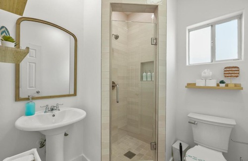 Washington Ave./ Memorial Park Apartment | Loft Style Studio In The Heart of D'Arts District