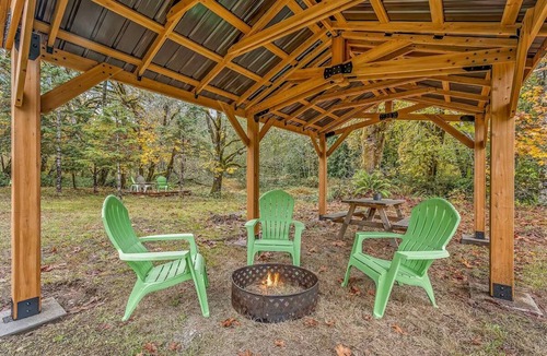 Sherwood Cabin | Lofted Waterfront Fun w/BBQ Unique Northwest Vacation Rentals