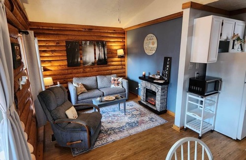 Schnellville House | Log Cabin 11 with Hot Tub at Osborn Boat Ramp on Patoka Lake