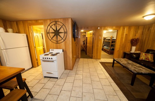 Jones Mills Hotel | Log Cabin Lodge & Suites