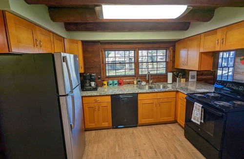 Lake Houston Cabin | Log Cabin on 1 acre! Fire Pit and fast wifi! Country Home close to Everything!