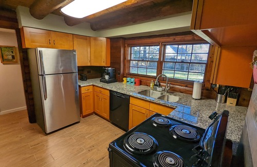 Lake Houston Cabin | Log Cabin on 1 acre! Fire Pit and fast wifi! Country Home close to Everything!