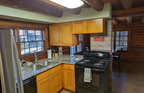 Lake Houston Cabin | Log Cabin on 1 acre! Fire Pit and fast wifi! Country Home close to Everything!