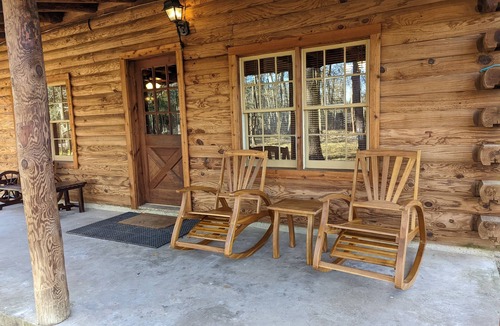 Lake Houston Cabin | Log Cabin on 1 acre! Fire Pit and fast wifi! Country Home close to Everything!
