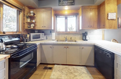 Rogers Cabin | Log Cabin-Panoramic Lakeview, Pool Table, Kids Bunks, Rustic Hangout & Fire Pit!