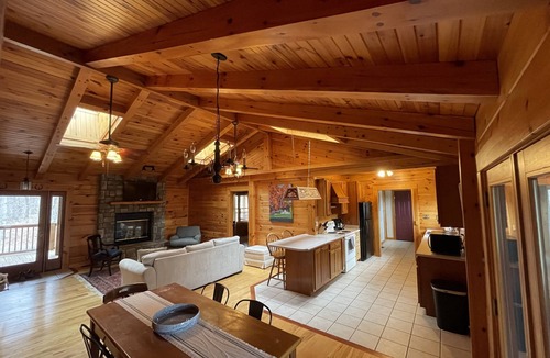 Hot Springs Cabin | Log cabin with lots of private space - 12mins from Omni Homestead!