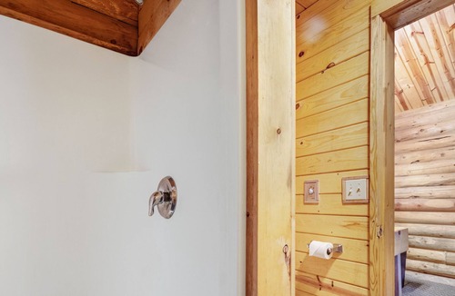St. Charles Cabin | Log studio w/ a kitchenette, large front porch